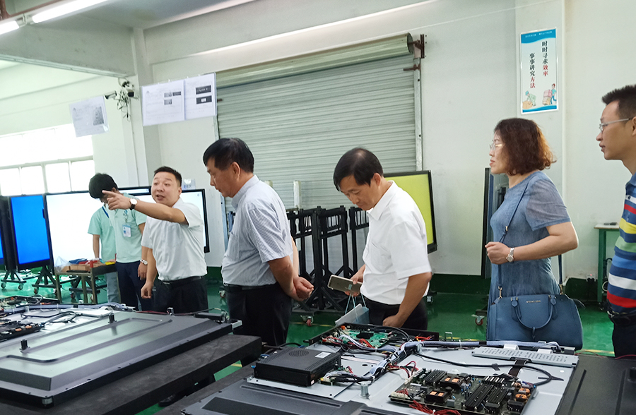 秉承教育精神，共创发展 --桂深两地教育装备协会专家莅临快活视频下载APP官网教学参观和指导